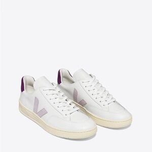 VEJA V-12 Leather